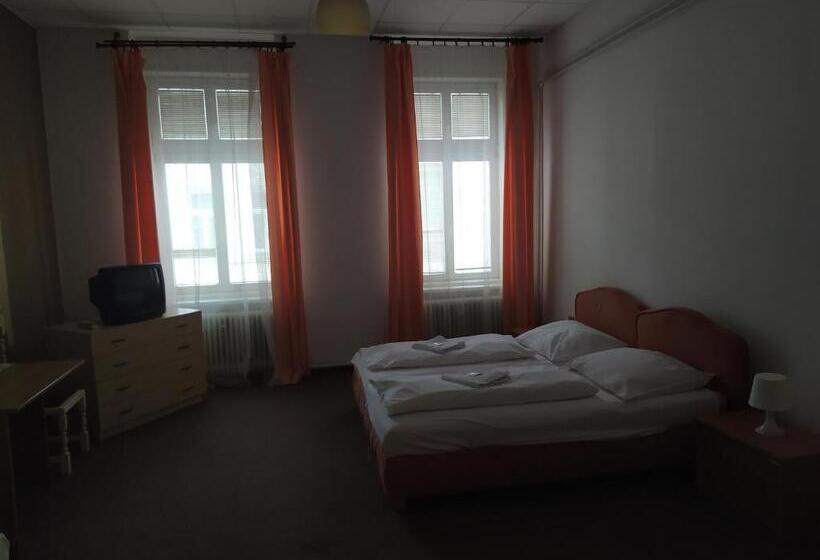 اتاق استاندارد سه تخته با سرویس بهداشتی مشترک, Tourist Room Maria