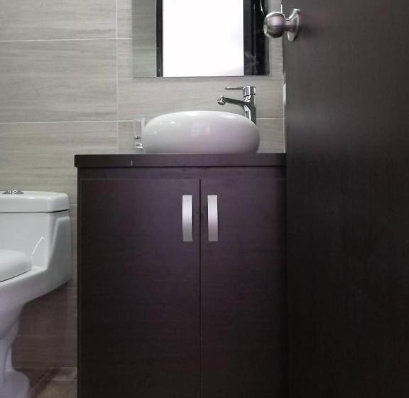 家庭间, El Monarca