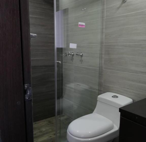 家庭间, El Monarca