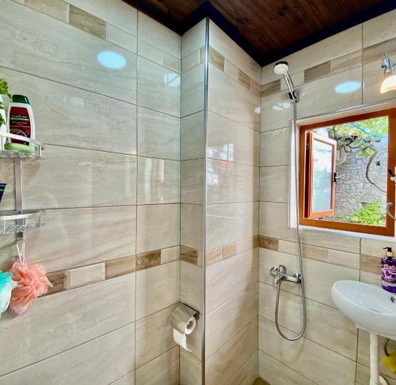 اتاق استاندارد سه تخته با چشم‌انداز, Guest House Semani