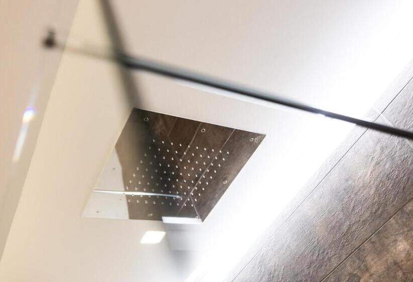 اتاق لوکس سه تخته, Li Cetti