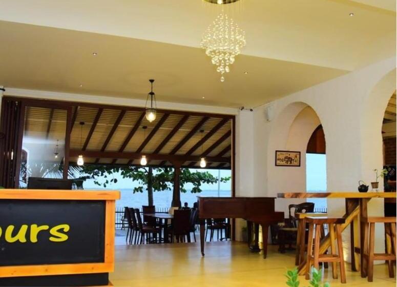 家庭间, Leaf On Lagoon