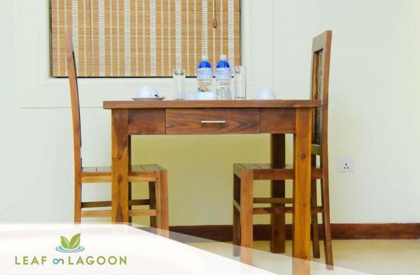 家庭间, Leaf On Lagoon