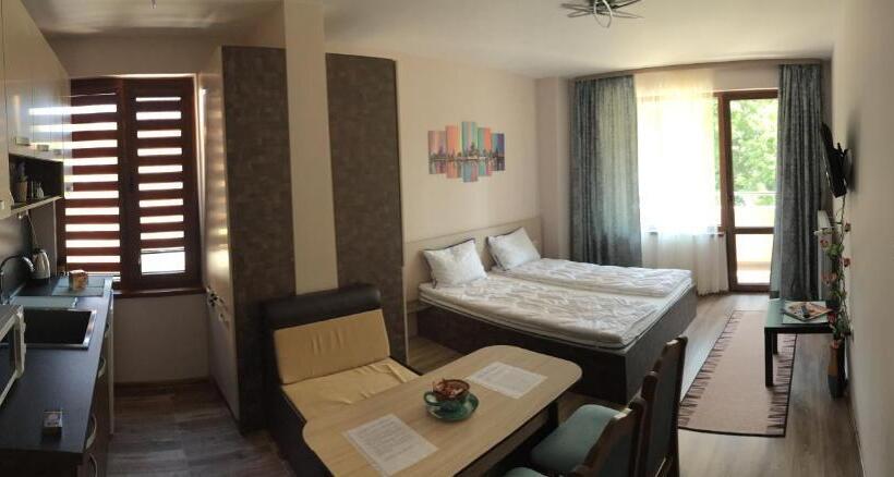 带露台的标准工作室, Madini Apartment