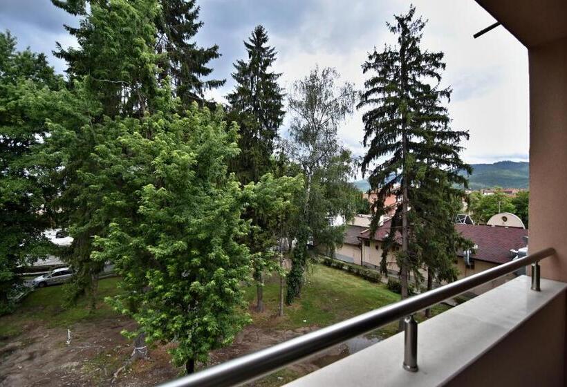 标准工作室, Madini Apartment