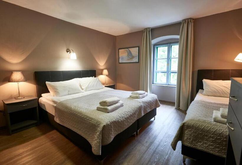 Pokój Standard Trzyosobowy, Postel Hostel