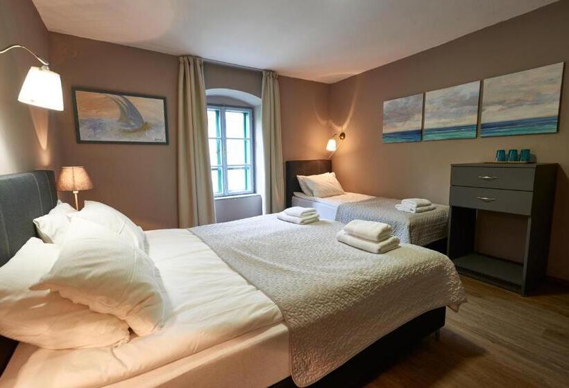Habitación Triple Estándar, Postel Hostel