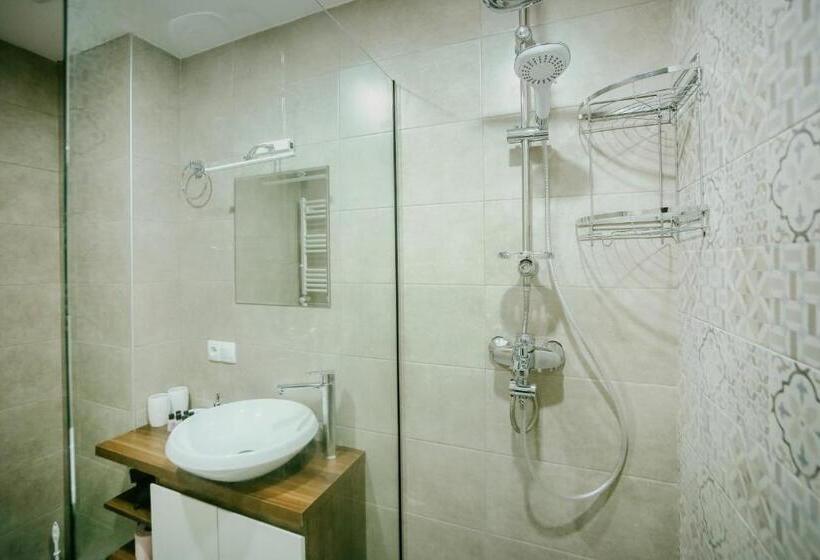 استودیوی استاندارد, Maisako's New Gudauri Apartment