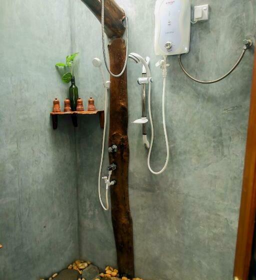 غرفة قياسية, The Elephant Next Door