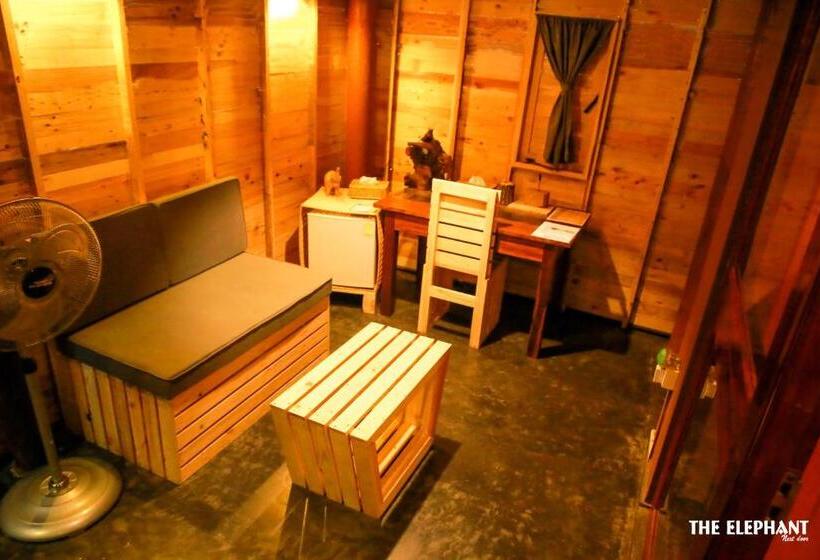 غرفة قياسية, The Elephant Next Door