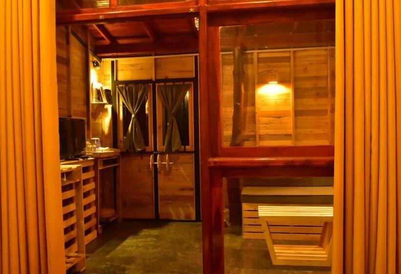 غرفة قياسية, The Elephant Next Door