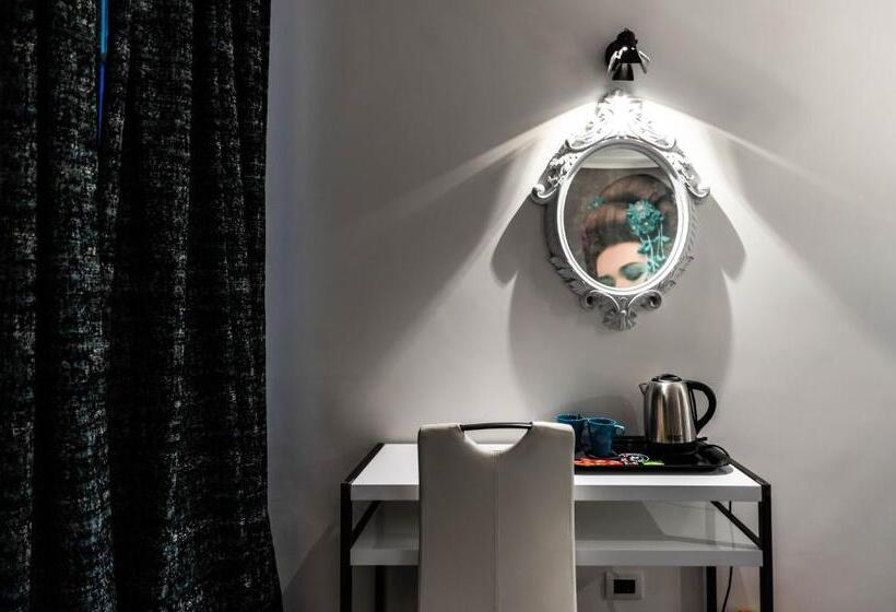 اتاق لوکس سه تخته, Trevi & Pantheon Design Rooms