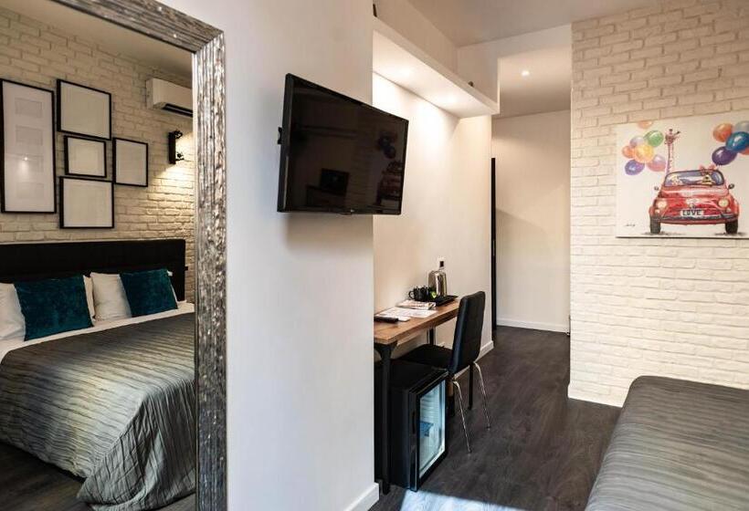 اتاق لوکس با تخت بزرگ, Trevi & Pantheon Design Rooms