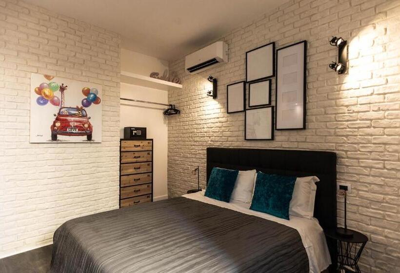 اتاق لوکس با تخت بزرگ, Trevi & Pantheon Design Rooms