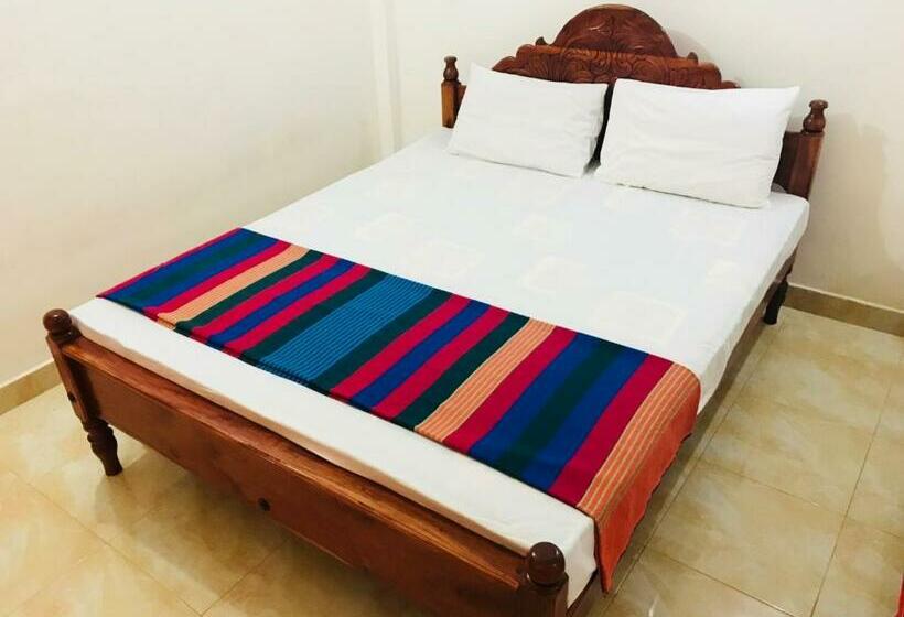 اتاق لوکس با بالکن, Emarald Holiday Homes