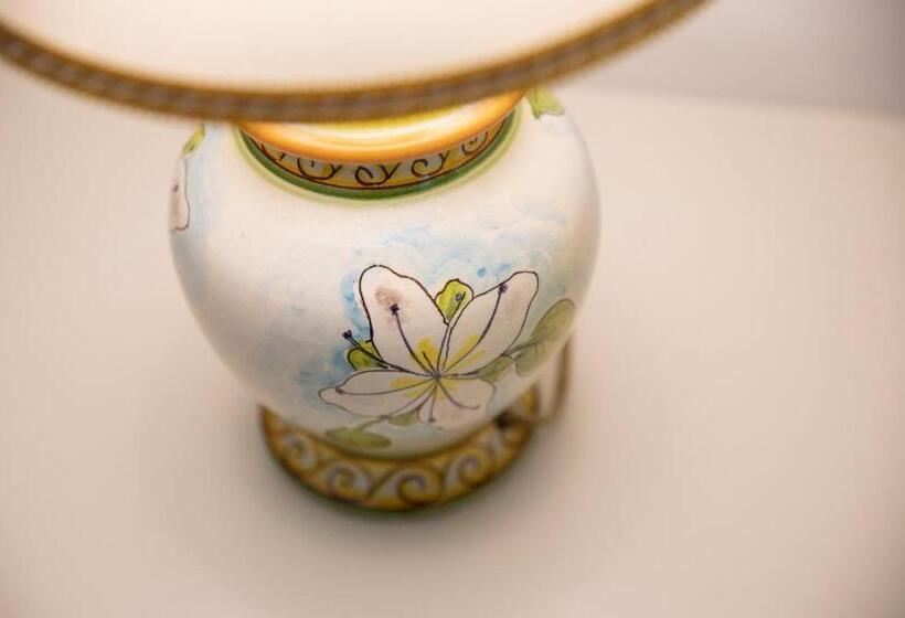 غرفة قياسية, Maria Tindara La Locanda