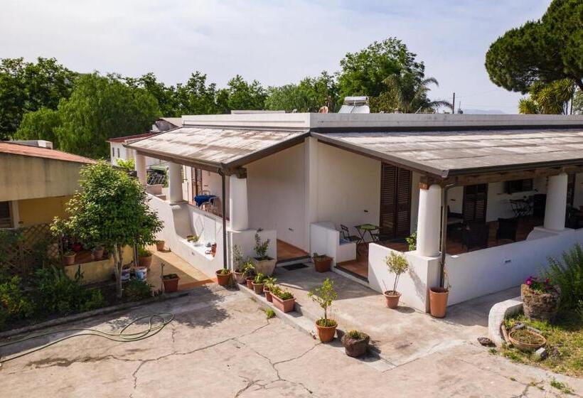 غرفة قياسية, Maria Tindara La Locanda