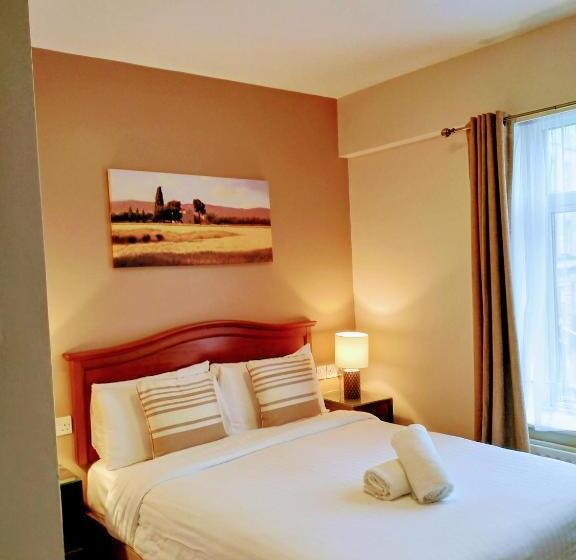 标准间, Thirteen On The Green   Eyre Square