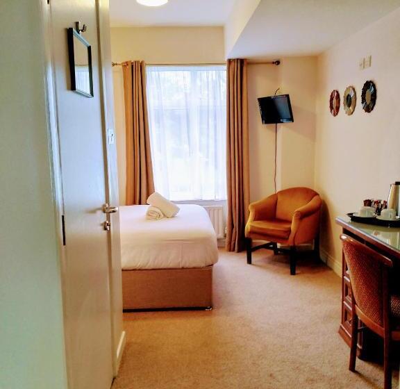 标准间, Thirteen On The Green   Eyre Square