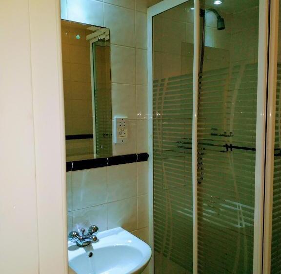 标准单人间, Thirteen On The Green   Eyre Square