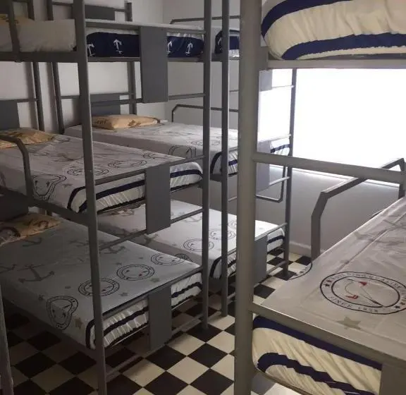 ルームシェアのワンベッド, Hostel Mamy Dorme