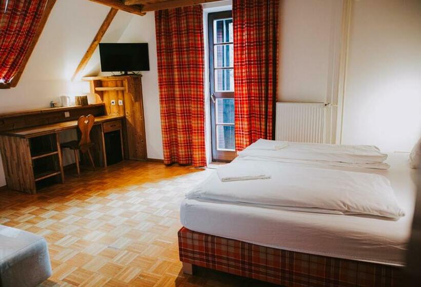 اتاق استاندارد با چشم‌انداز کوهستان, Gostilna Pri Martinu