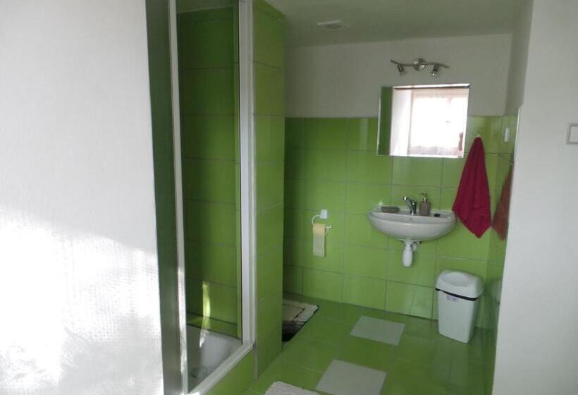 1 Bedroom Apartment Lake View, Penzion Tomy Pihlov