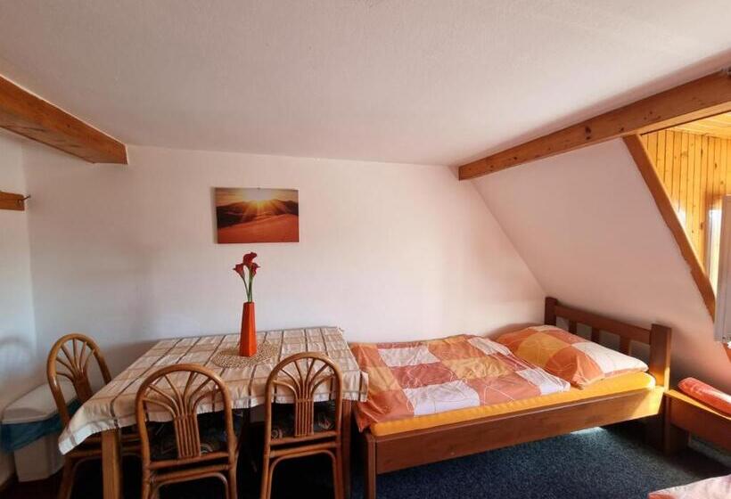 スタンダードトリプルルームの外観-バスルーム, Penzion Tomy Pihlov