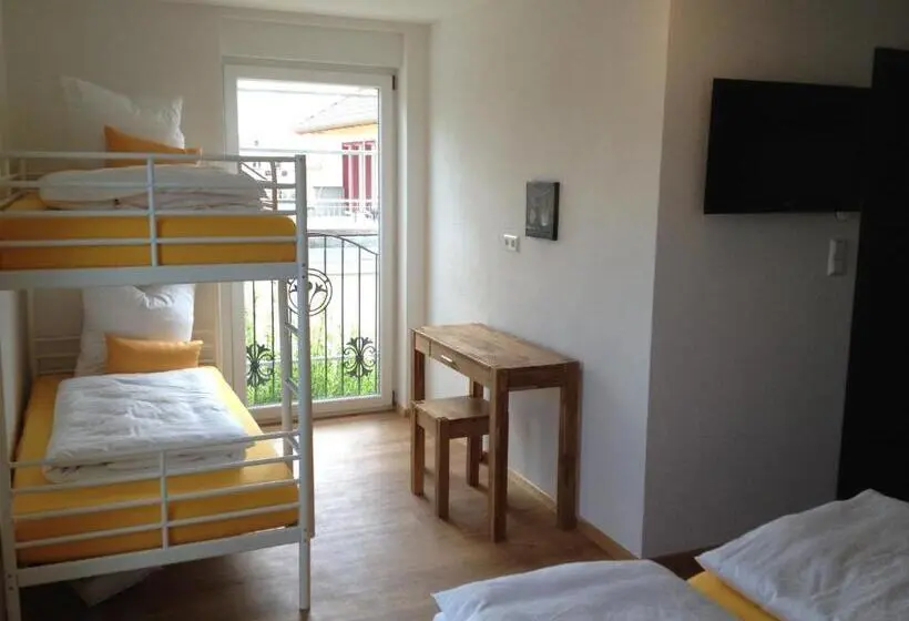 Quarto Familiar, Pension Neulen