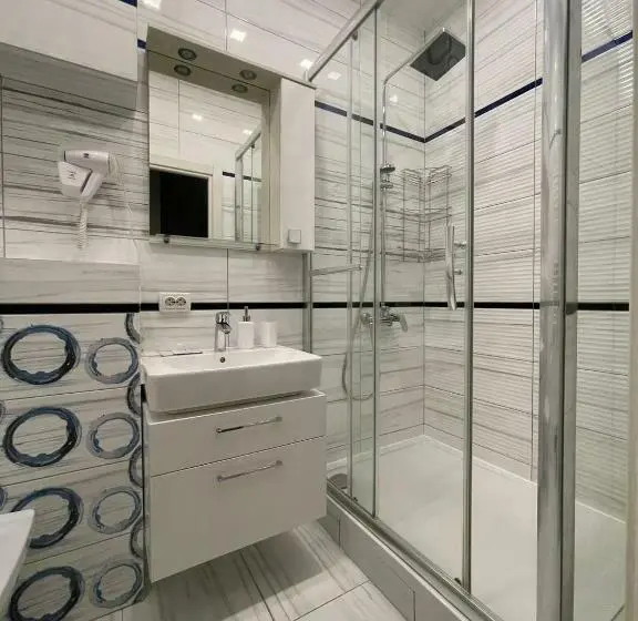 Perhestudio, Premier