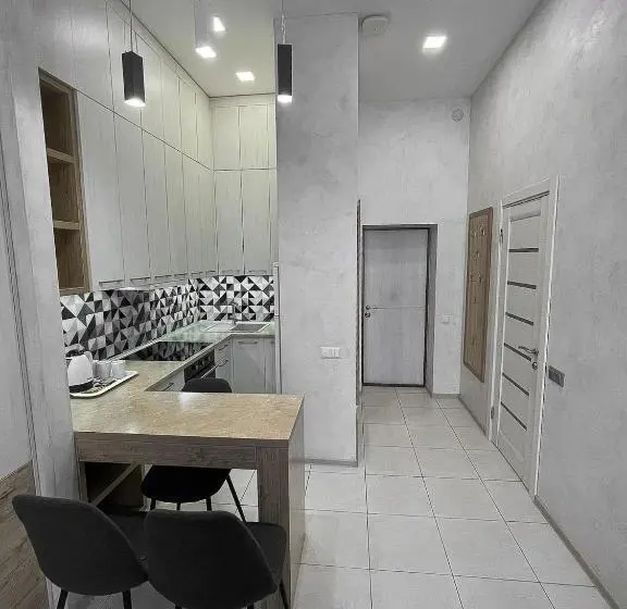 Perhestudio, Premier