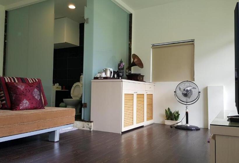 اتاق لوکس با بالکن و چشم‌انداز دریا, Qinbianlu B&b