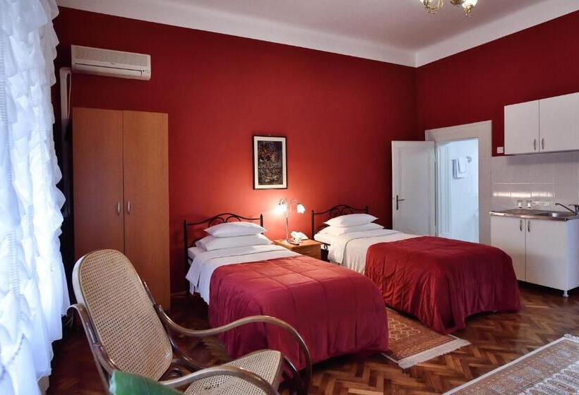 اتاق لوکس, Bed And Breakfast Caffe Caffe