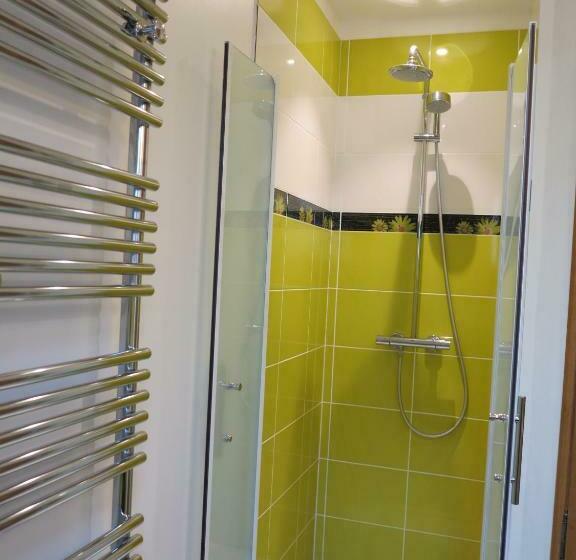 标准三人间, La Ferme De Maraval