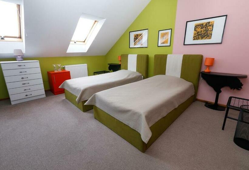 Quarto Estandar, Art Garni