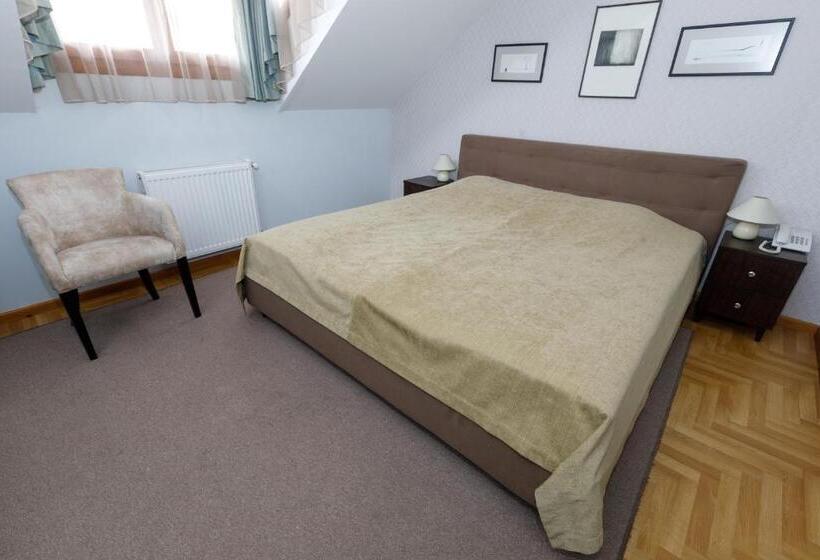 Quarto Estandar, Art Garni