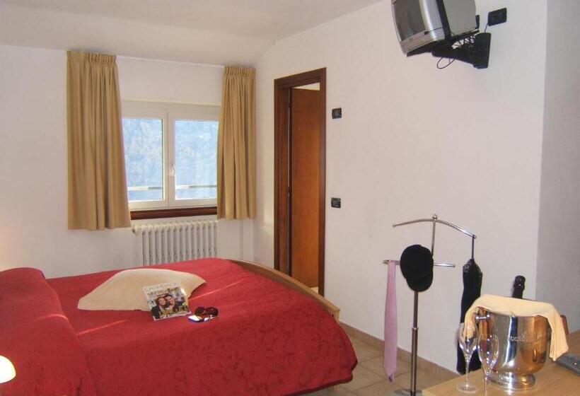 غرفة قياسية مزوَّدة بشُرفة, Ristorante Miravalle