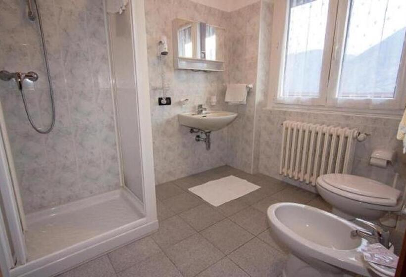 غرفة قياسية رباعية, Ristorante Miravalle