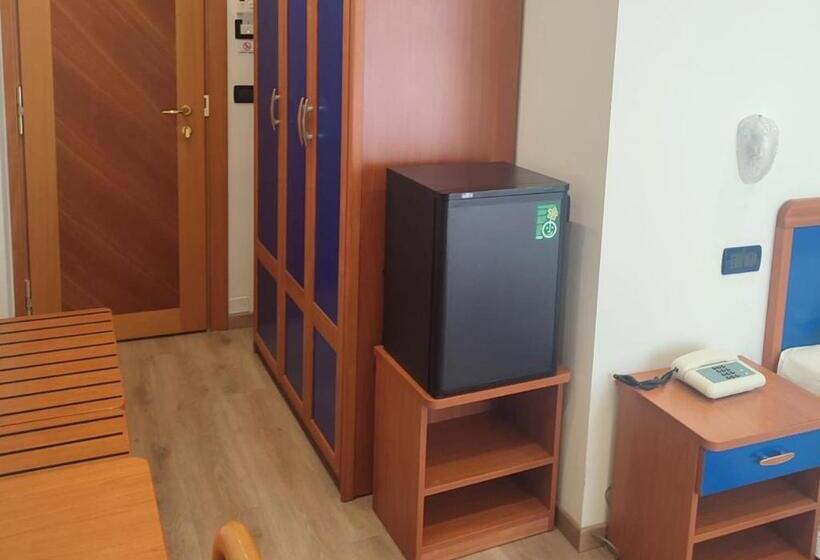 חדר סטנדרט יחיד עם מרפסת, Riviera B&b