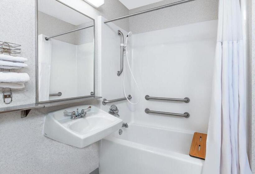 غرفة قياسية سرير كينج لذوى الإحتياجات الخاصة, Baymont By Wyndham Howell/brighton