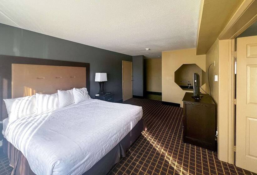 جناح, Clarion Hotel & Suites