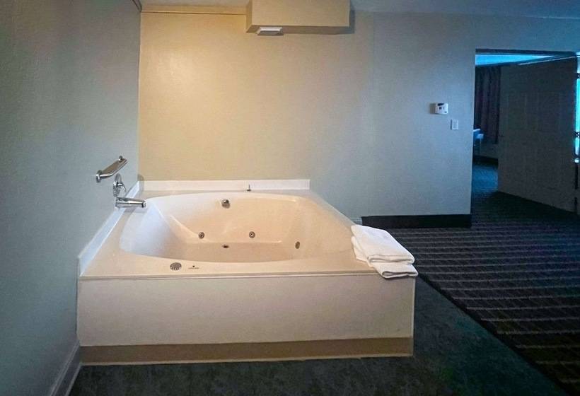 جناح, Clarion Hotel & Suites