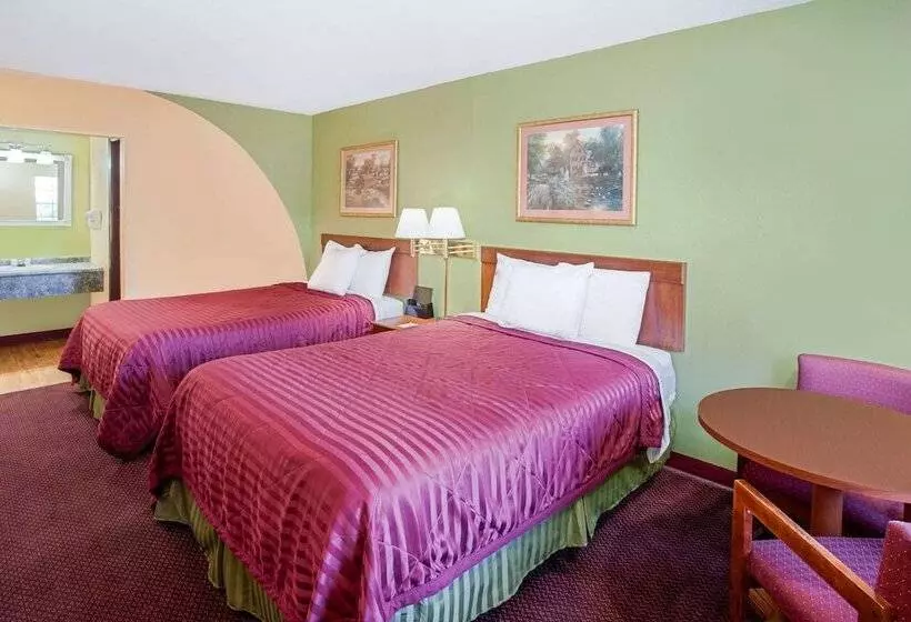 ２ダブルベッドのスタンダードルーム, Days Inn & Suites By Wyndham Terre Haute