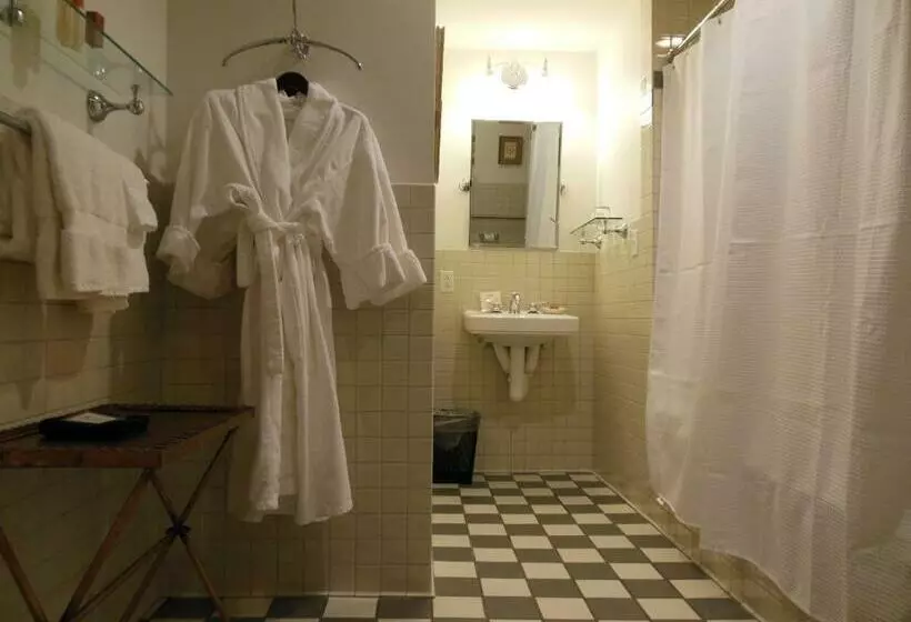 デラックスルーム, Inn On Broadway