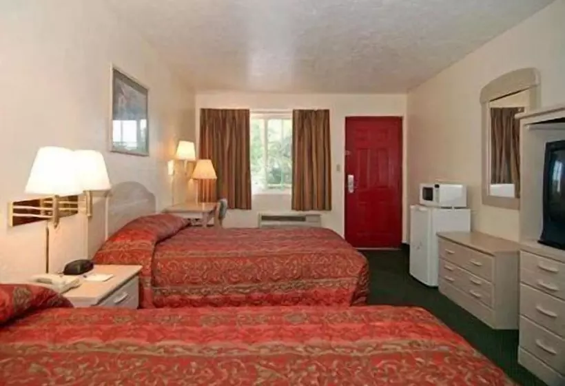 ２ダブルベッドのスタンダードルーム, Rodeway Inn Gainesville   University Area