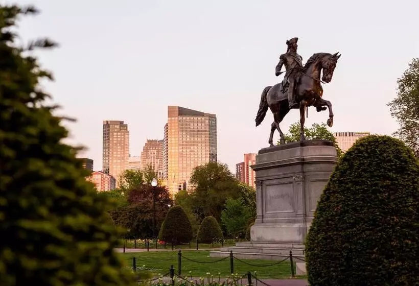 سوئیت اجرایی با تخت کینگ, The Ritzcarlton, Boston