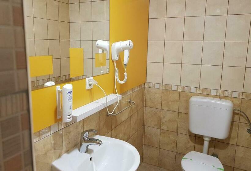 اتاق لوکس سه تخته, Villa Nadin