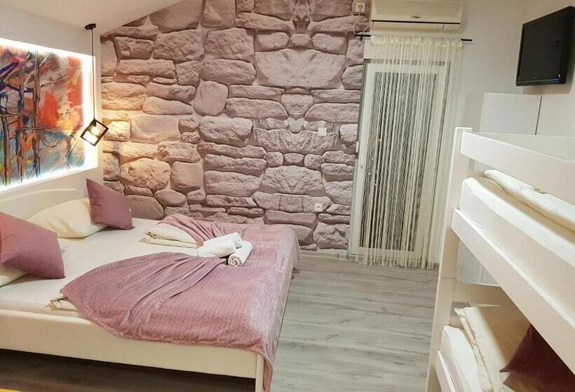 اتاق استاندارد چهار تخته, Villa Nadin