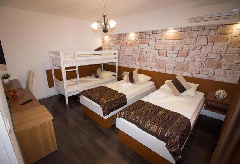 اتاق استاندارد چهار تخته, Villa Nadin