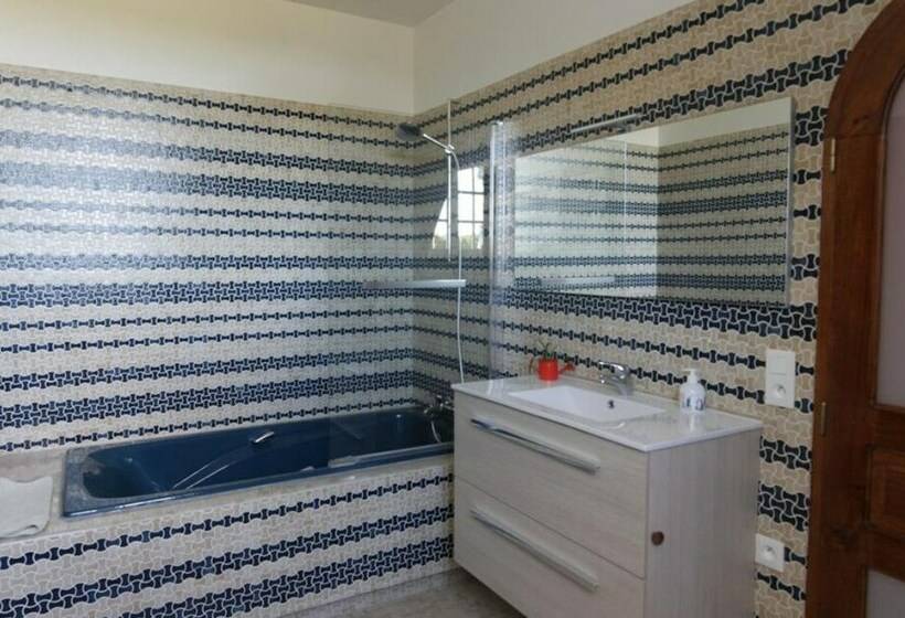 غرفة قياسية, La Demeure Du Castel